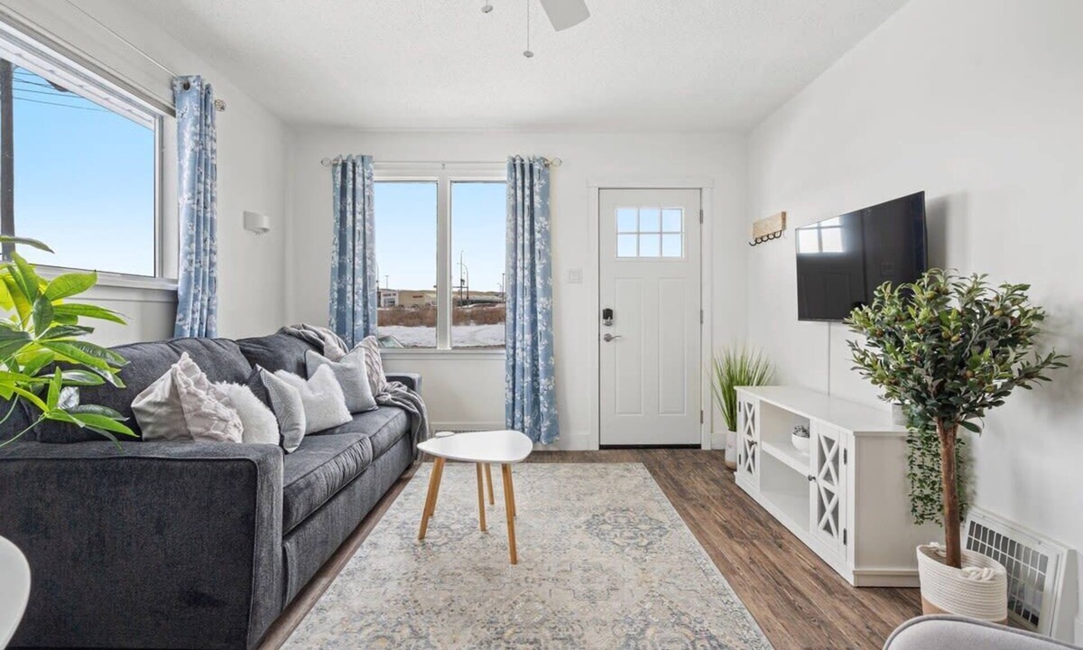 Drumheller House | Family Retreat w/Backyard, BBQ & Play Area