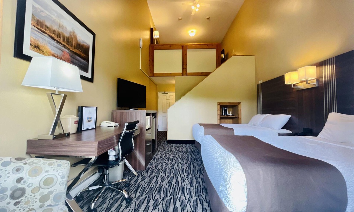 East Kootenay Resort | Family Suite - 2 Double Bed and 1 King Bed