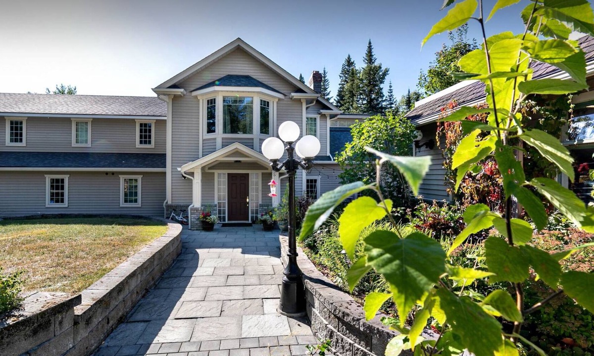 Prince George House | Fir Haven Guest House - Large Executive Home perfect for hosting groups.