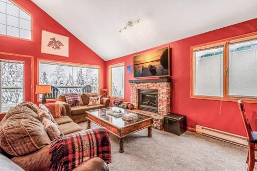 Snow Pine Estates House | Fresh Tracks Retreat Ski In Out Mtn View Hot Tub