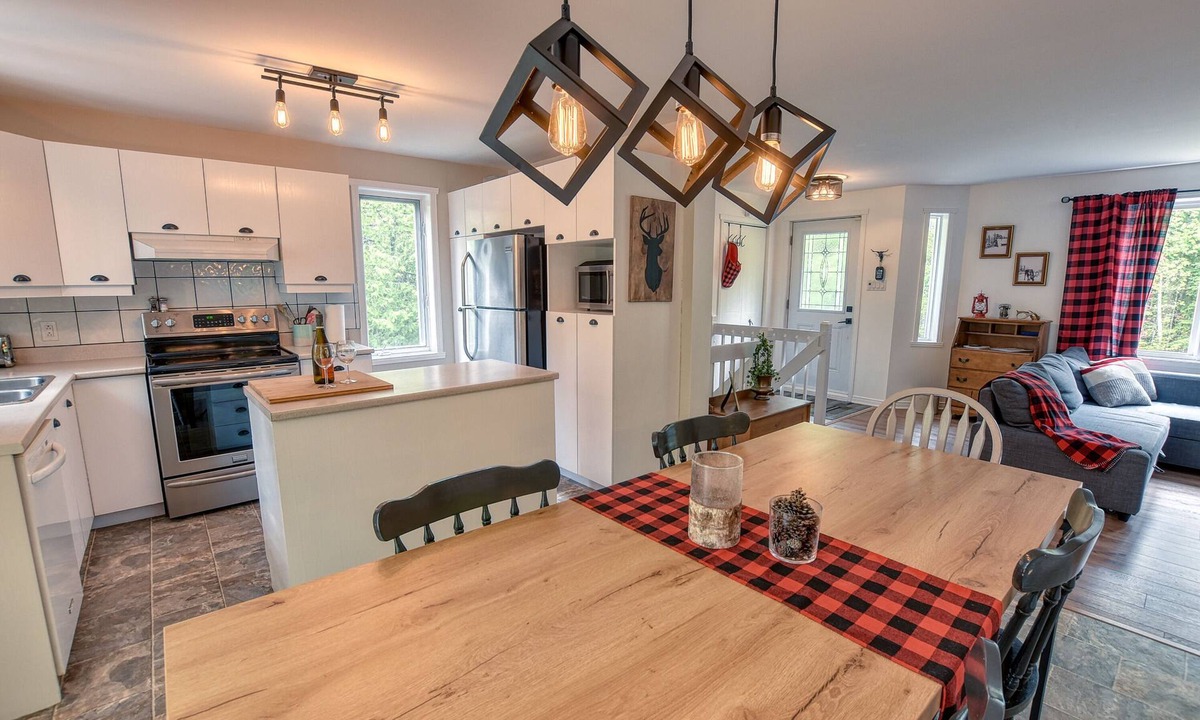 Chertsey House | Fully Equipped Waterside Family house with pool table, arcade & more!