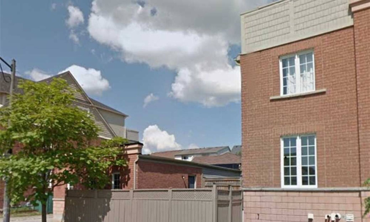 York University Heights House | Fully Furnished Bright and Luxurious Bedroom in North York-7