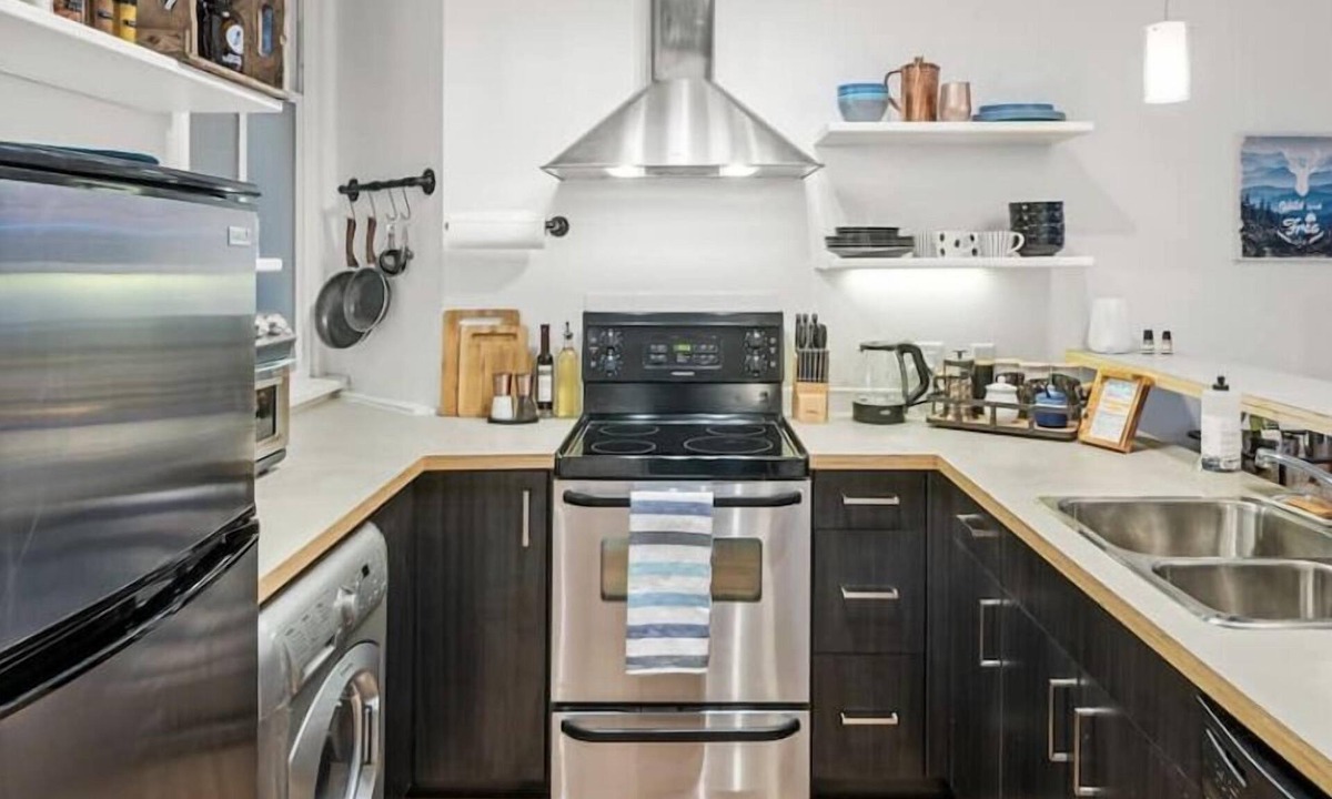 Inner Harbour Apartment | Funky Heritage Loft in the 💜 of Downtown