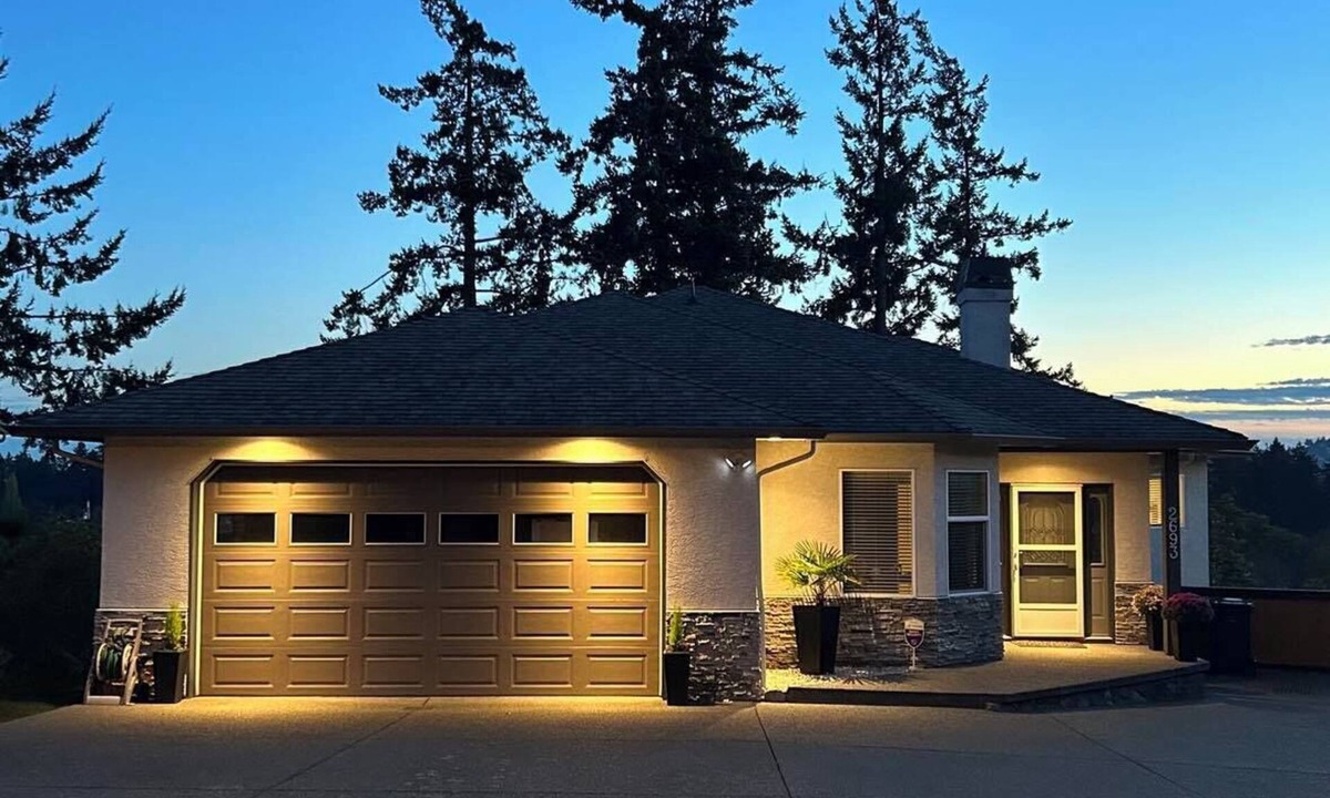 Victoria House | Furnished 2BR 1 bath Extended Stay Rental - Balcony, Mtn Views & Fireplace