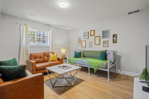 North Central Edmonton House | Game Frame 2 Kitchens 4 Min to Royal Alex DT