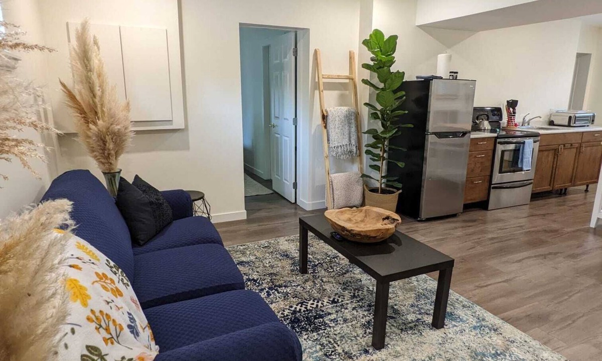 Colwood House | Garden-Level Suite in Quiet Colwood Neighbourhood