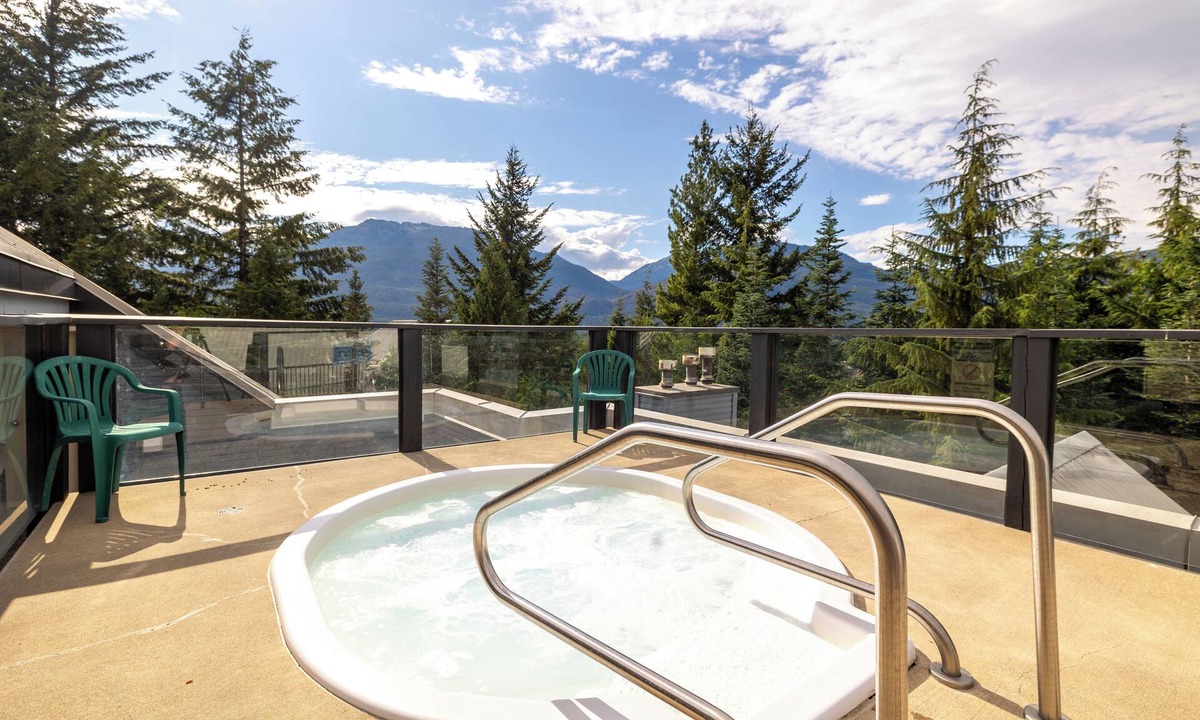 Upper Village Apartment | Gateway to PEAK 2 PEAK sightseeing Rooftop Hot Tub Free Parking Pets Allowed