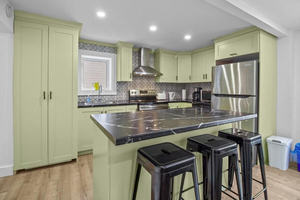 St. John's House | Georgestown Hutch Private Patio Parking