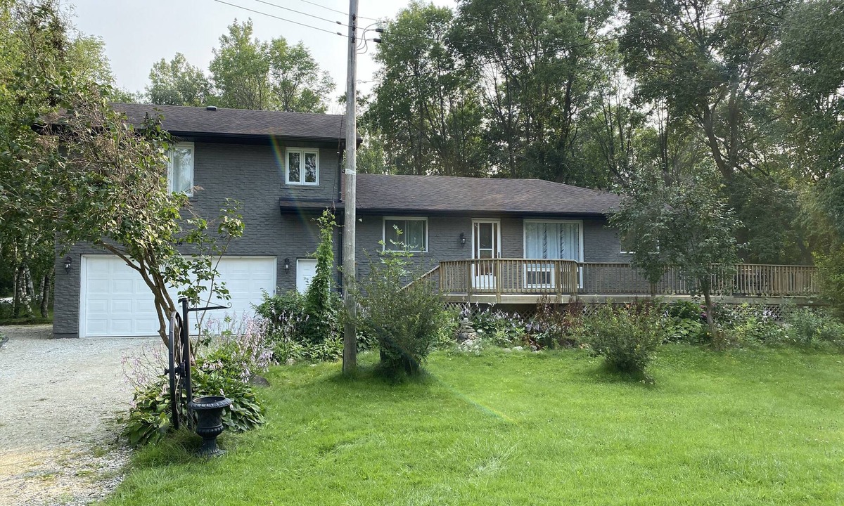 Clearview Township House | Georgian Bay Cozy 4 Bedroom House by the water