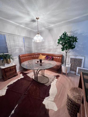 Vancouver South Apartment | Good Old Days Main Retro
