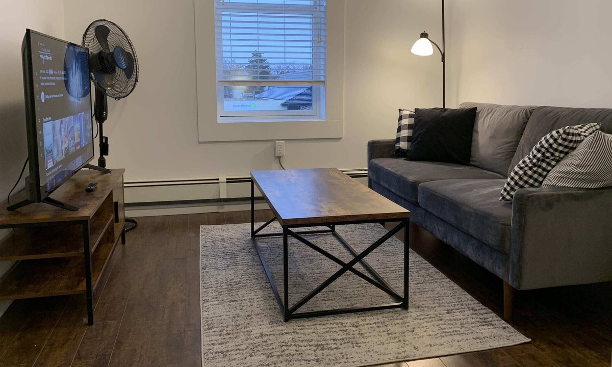 Moose Jaw Apartment | Gorgeous 1-bedroom Condo 🍁 Location, 4k Smart TV, WiFi