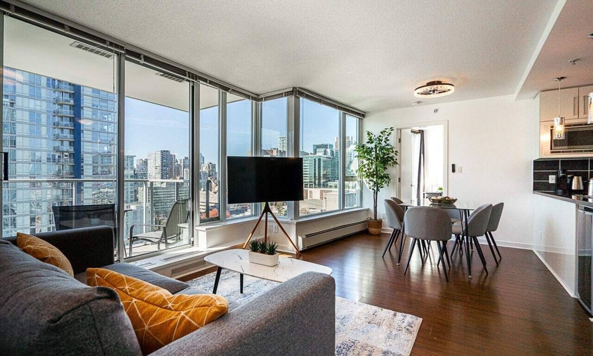 Crosstown Apartment | Gorgeous 2 bedroom in Downtown