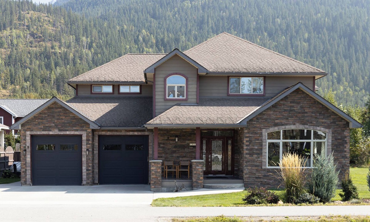 Revelstoke House | Gorgeous Executive Home w/Sauna, Hot Tub & Private Yard - 2 minutes to RMR