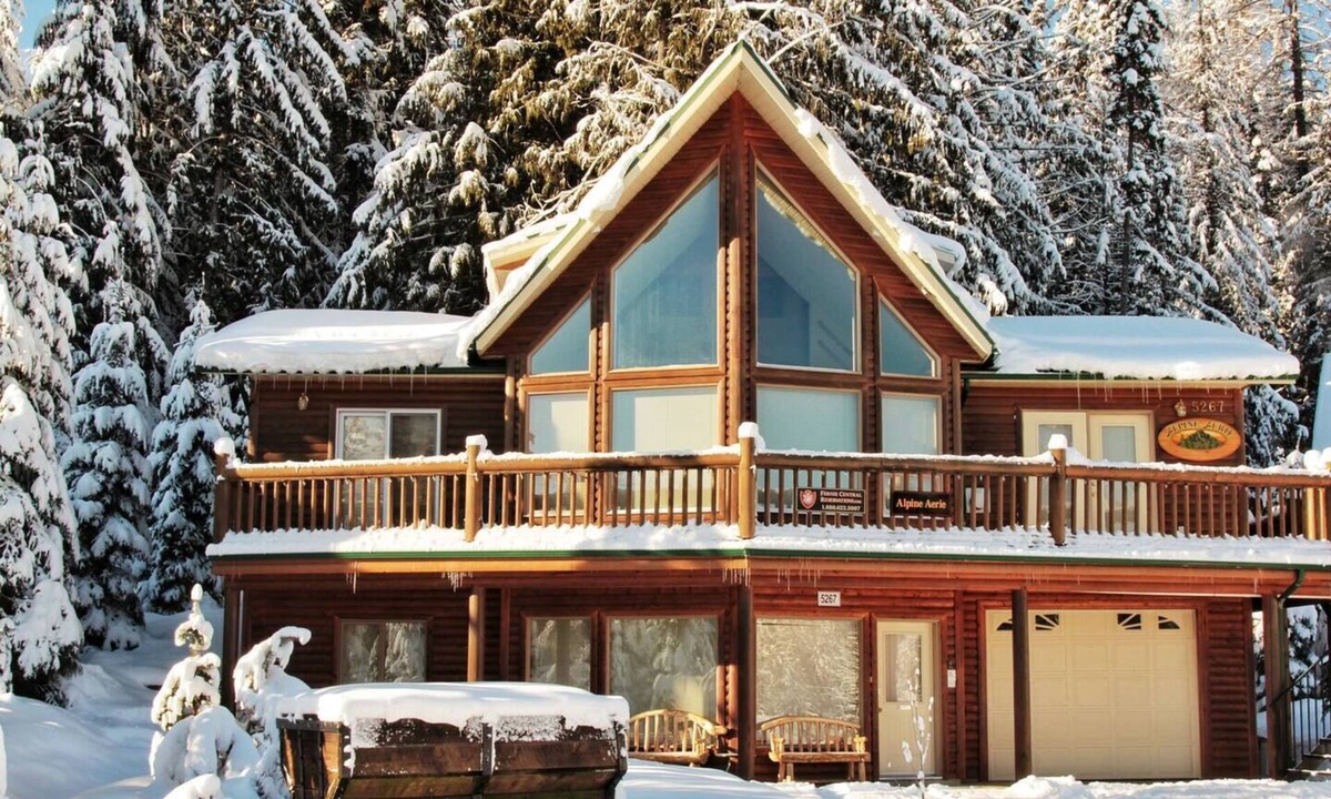 Fernie Ski Chalet | Gorgeous Ski In/Out Chalet. Private Hot Tub