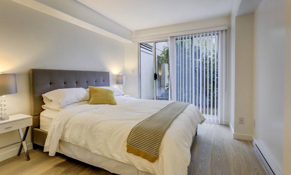 Downtown Vancouver House | Gorgeous Yaletown boutique suite