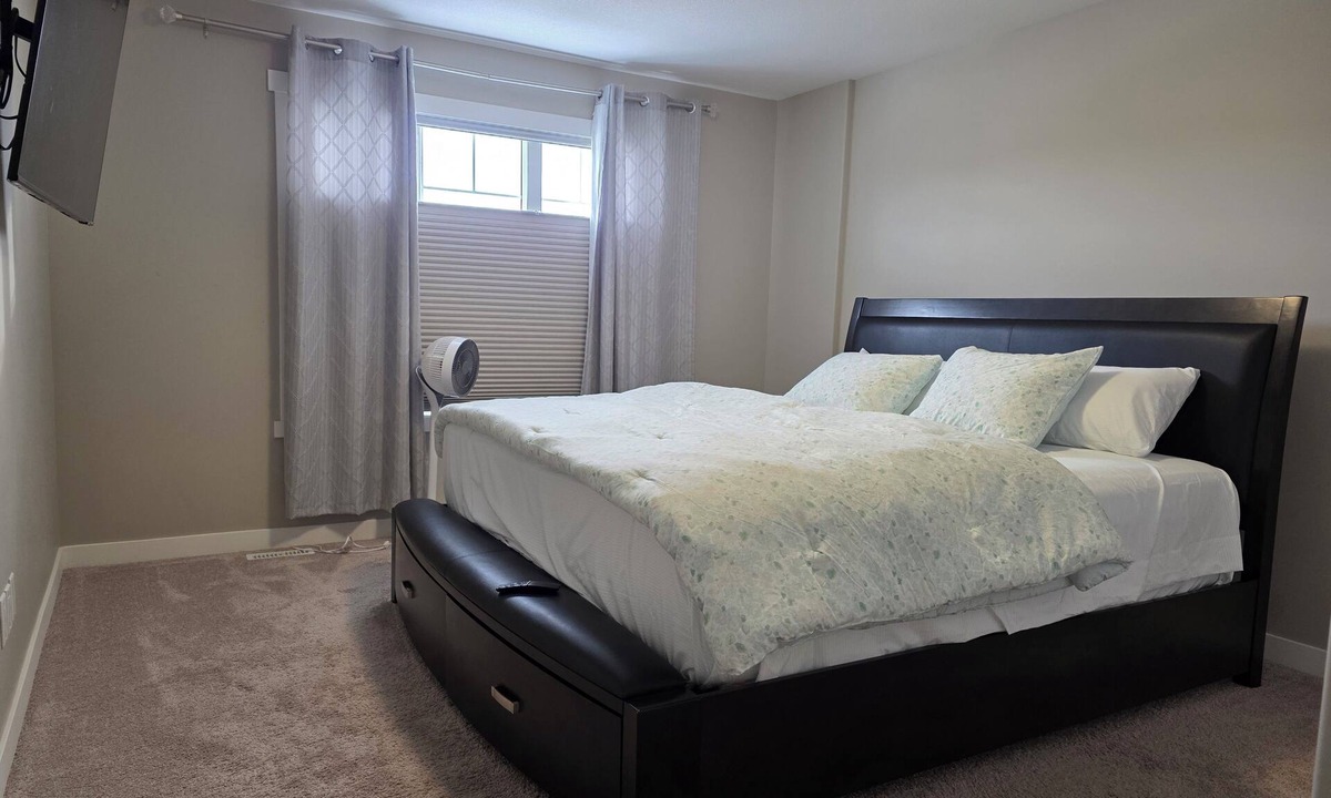 Regina House | Grand Stylish Home | TVs in Bedrm & Lvroom | Comfy mattresses |Garage park | BBQ