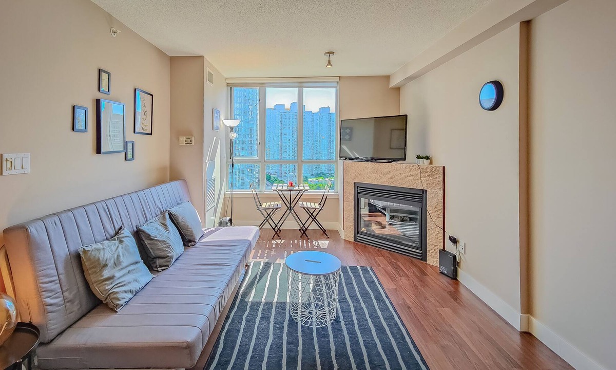 Crosstown Apartment | Great DT View! | 1 Bedroom & 1 Bath | AC | Free WiFi & Parking