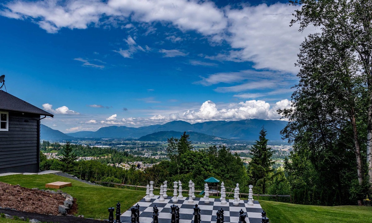 Lindell Beach House | Green Acres - Hot Tub/Arcade/Theatre/Golf Green/Life Size Chess & More