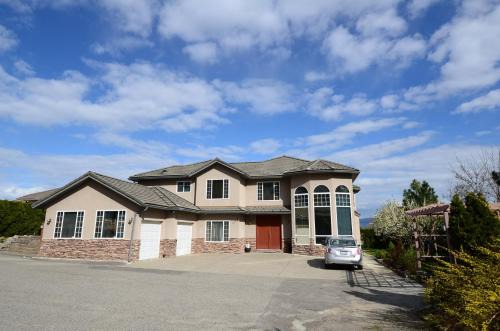 West Kelowna Estates House | Green Leaf Home Stay