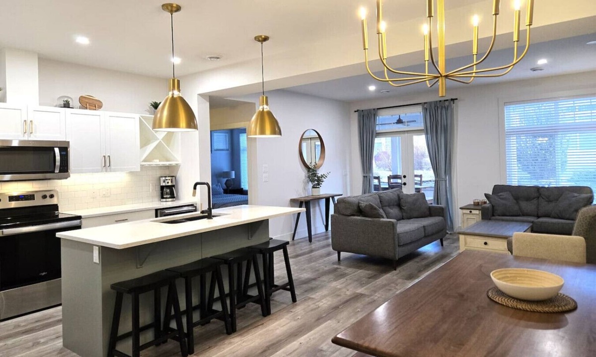 Osoyoos House | Grey Osprey Cottage #66