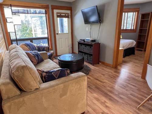 Fernie Apartment | Griz Inn by Fernie Central Reservations - Right on The Slopes
