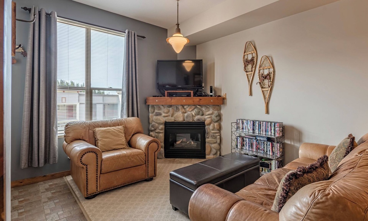 Silver Star Mountain Condo | Ground floor condo in Creekside with King Bed in Master, deck w/bike storage