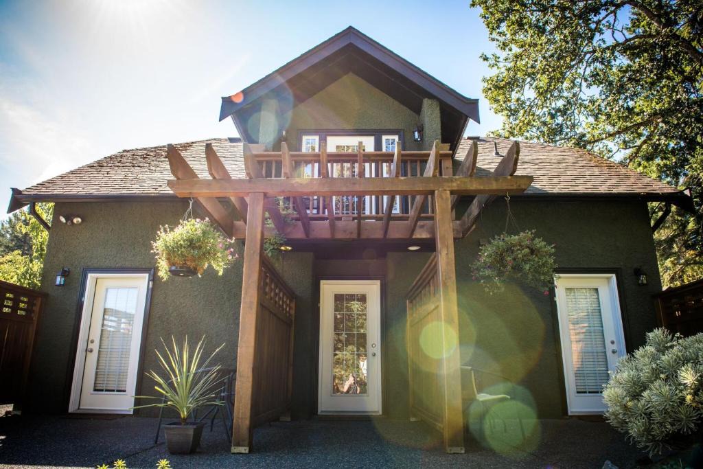 Brentwood Bay House | Guest Suites on Benvenuto