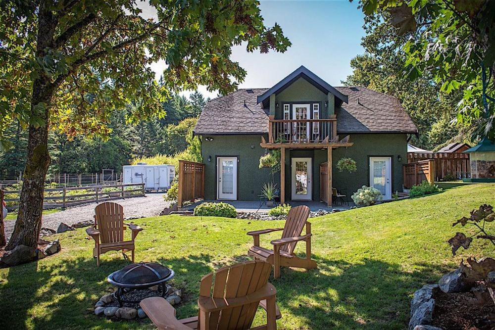 Brentwood Bay House | Guest suites on Benvenuto