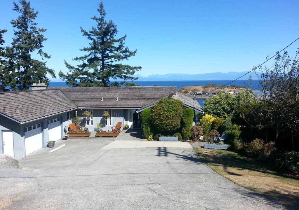 Regional District of Nanaimo House | Hammond Bay Oceanside Guesthouse