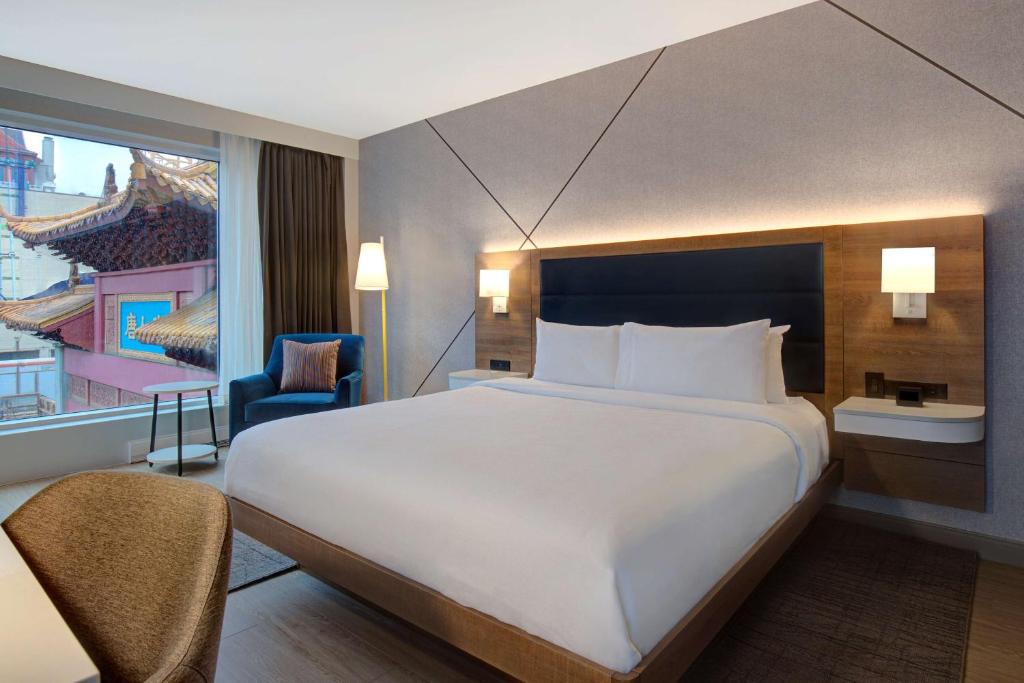 Chinatown Hotel | Hampton Inn Montreal Downtown, Qc