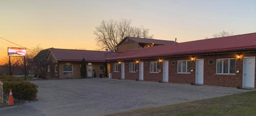 Little Current Hotel | Hawberry Motel