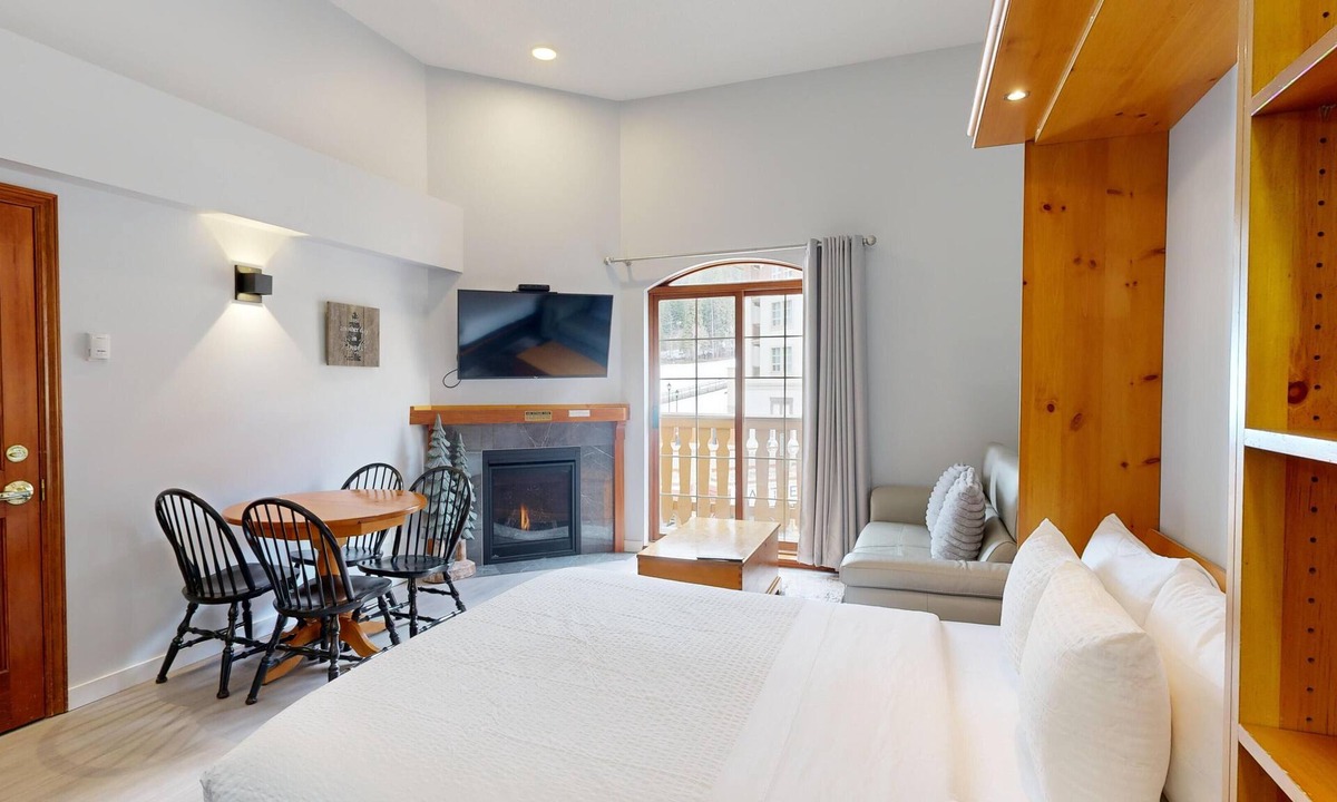 Sun Peaks Hotel | Hearthstone Lodge #412