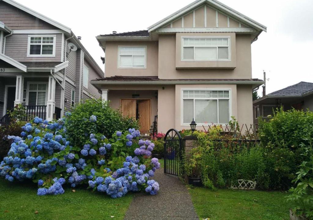 Marpole Bed & Breakfast | Helen's House/Close to Skytrain and Airport
