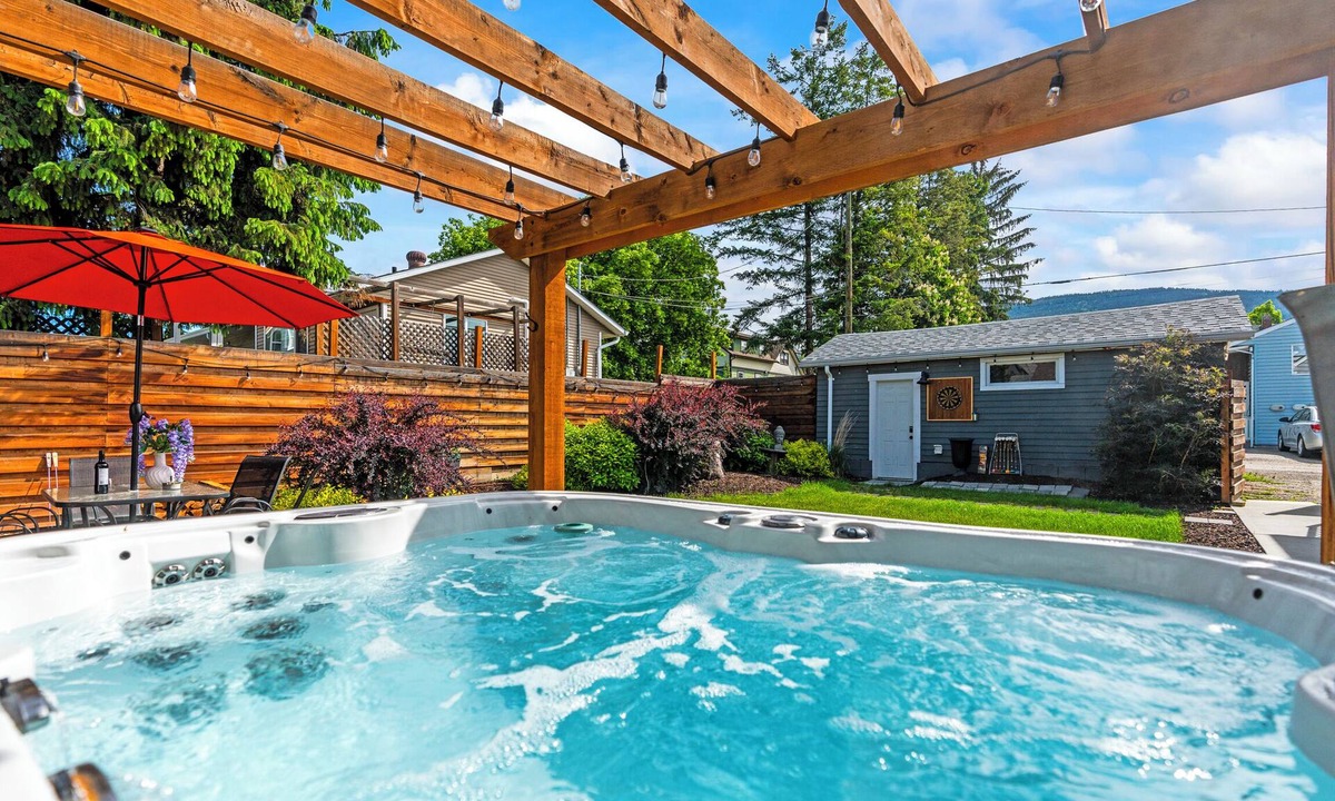 East Hill House | Heritage Retreat: Hot Tub, Private Yard, Firepit, Sleep 10