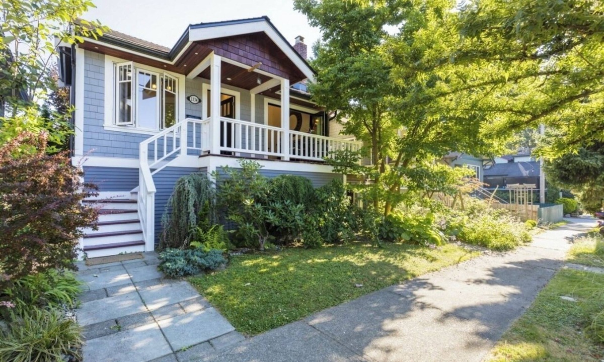 Kensington-Cedar Cottage House | Hidden Gem l Centrally Located l Beautiful Home