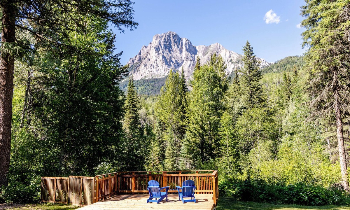 Fernie Cabin | High-end wood crafted cabins with stunning mountain views. Off grid & offline