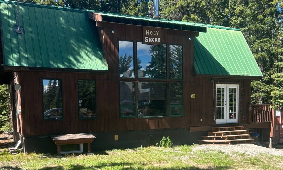 Apex Mountain Cabin | Holy Smoke Cabin @ Apex, ski in/out 5 Bed Rm w Hot Tub
