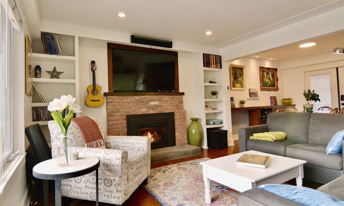 Kelowna Central Business District House | Home Close to Beach and Downtown. Licensed short term rental.