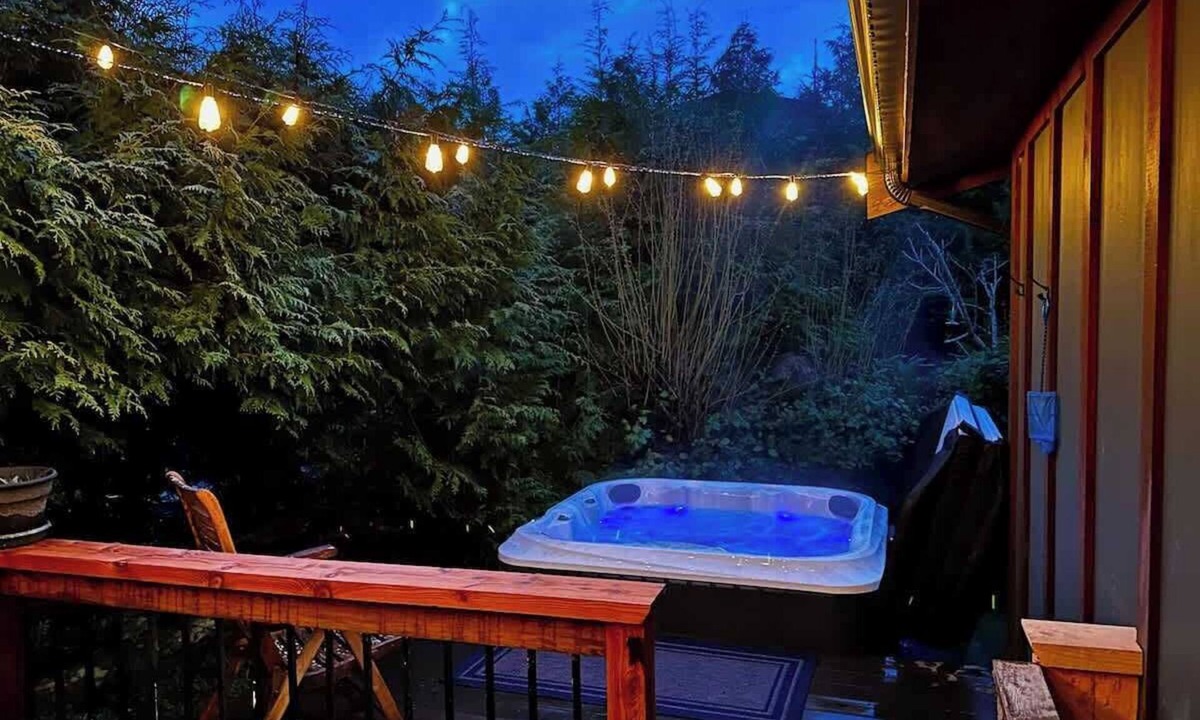 Port Renfrew Cabin | Hot Tub - Large Fully Enclosed deck - Pet Friendly