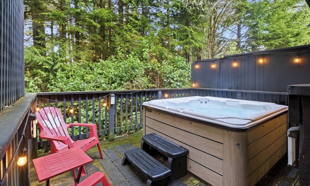Ucluelet House | Hot Tub ~ Loft With Eagle's Nest Above! ⎮Eagle's Nest