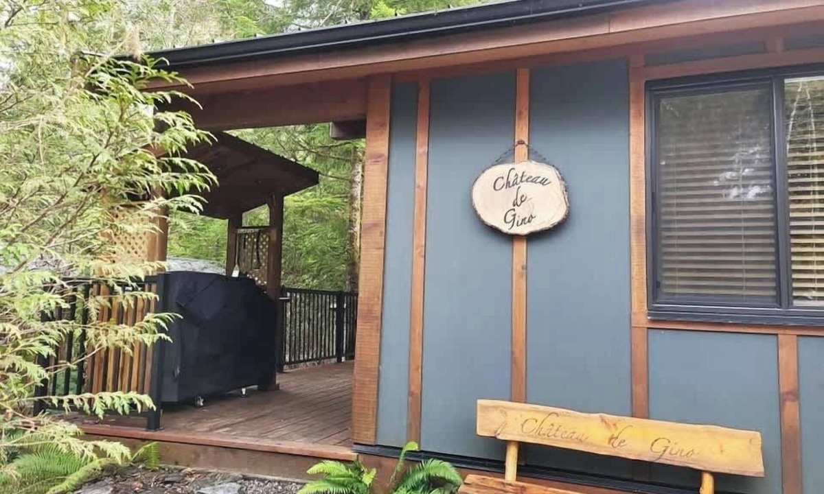 Port Renfrew Cottage | Hot Tub - Pet Friendly - Cozy Escape with Fire Pit