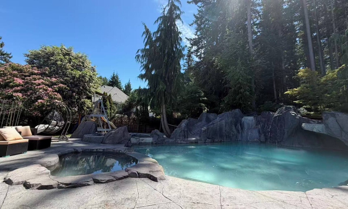 Surrey House | hot tub villa with a sauna room