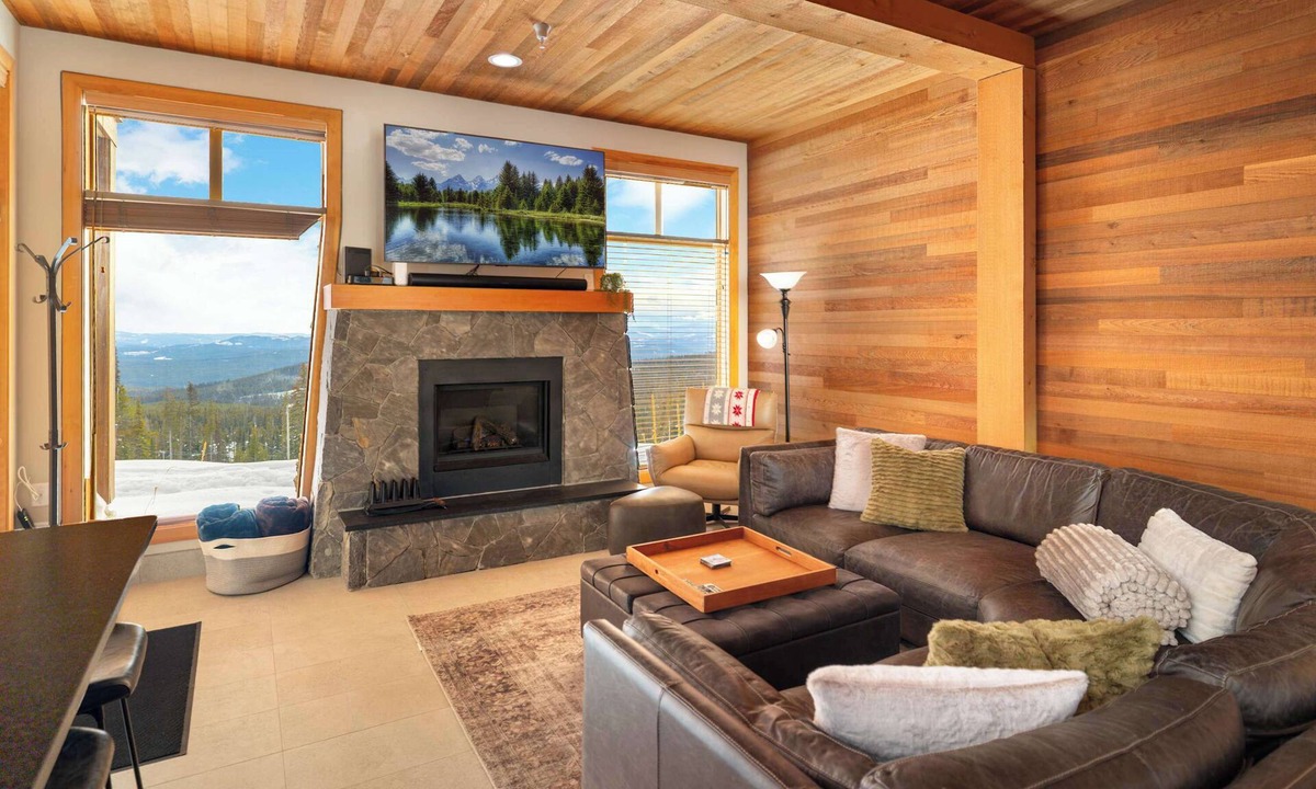 Big White Ski Resort Ski Chalet | Hummingbird Home | Best Ski In/Ski Out Available!