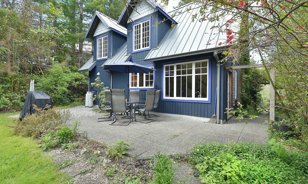 Madeira Park Cottage | Indigo Cottage at Ruby Lake on the Sunshine Coast