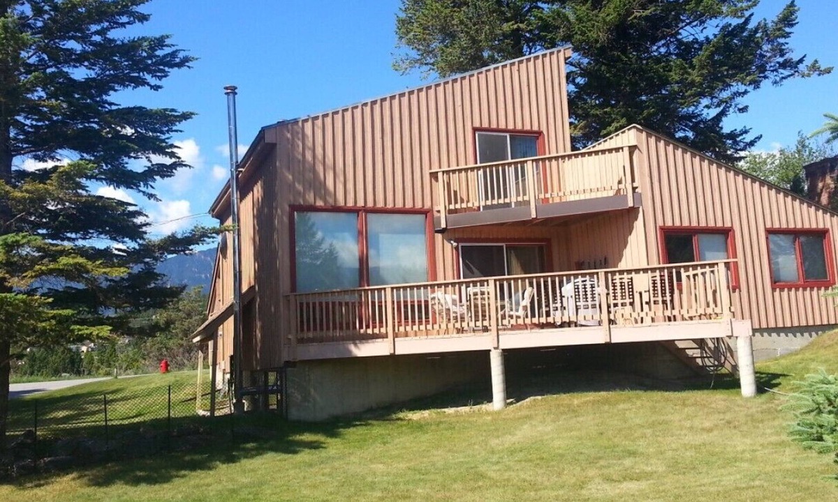 Invermere House | Invermere 4 Br Lakeside Mtn View Home!Walk to Beach/TownSlps 8! Boat/Swim/Golf
