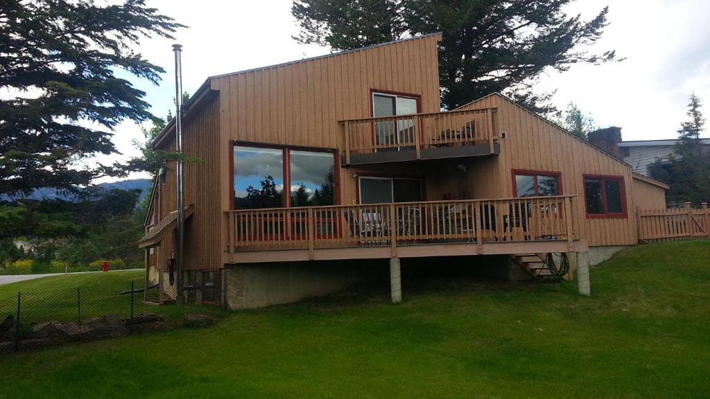 Invermere House | INVERMERE ON THE LAKE! 4 Br Mountain View Home! Huge Yard! Beaches, Boats, Fish, Bike, Eateries, Bakery and Pubs! Welcome Family's, Healthcare Workers and Trades! Monthly Rentals of 28 Nights or More!