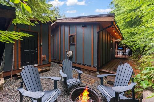 Port Renfrew House | JDF Waystation Cabin - Garden View - Pet Friendly