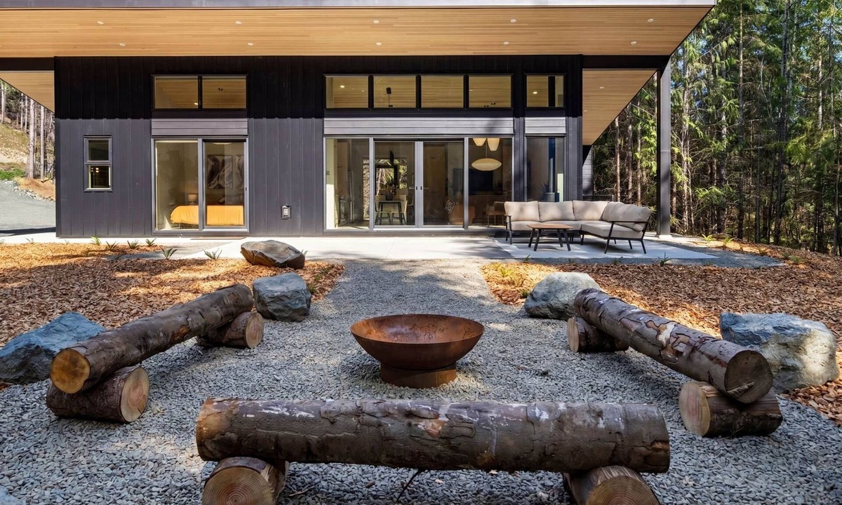 Juan de Fuca Electoral Area House | Jordan River Cottage - Luxury Vacation Rental in Jordan River, BC