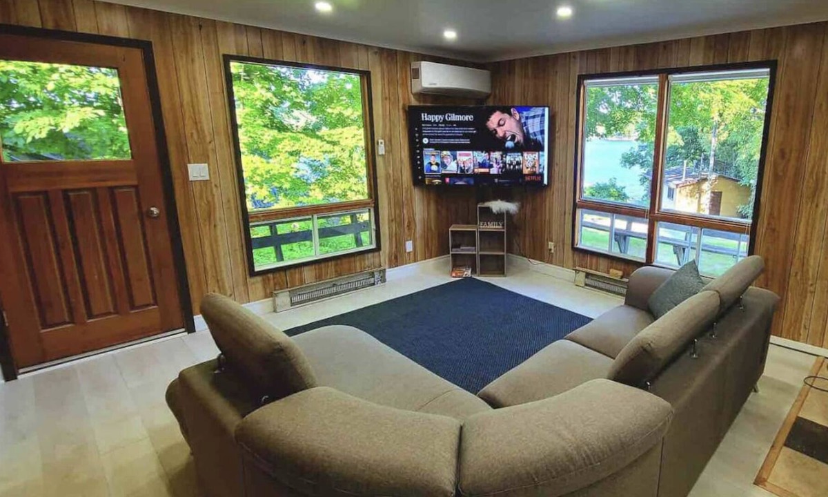 Coboconk Cabin | Kawartha lakes cottage with hottub