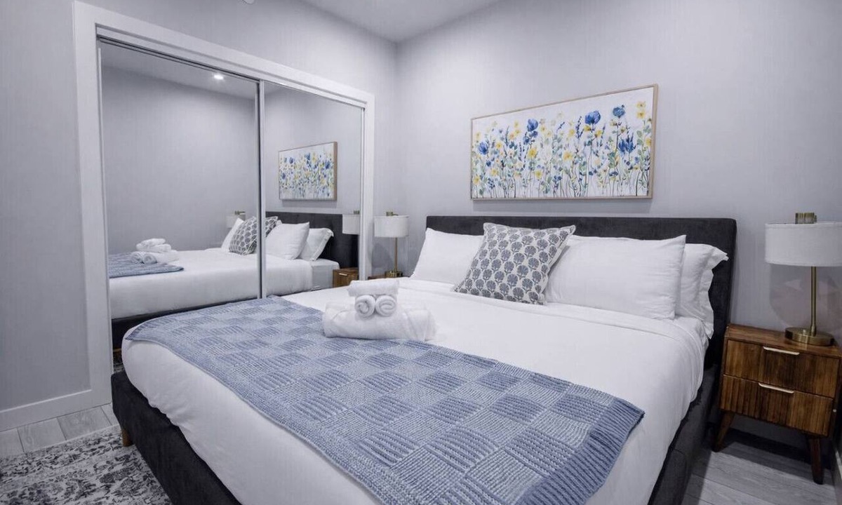 Kensington Condo | Kensington 2 King Bed| Skyline| Gym| | UG Parking